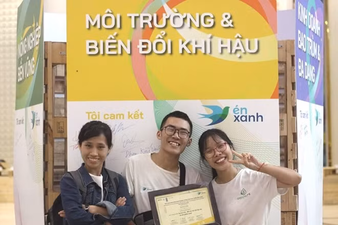 Bình cùng các cộng sự trong dự án “Cuộc sống xanh”.
