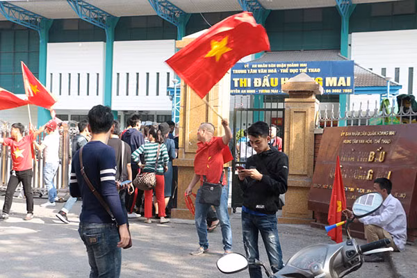 Nhà thi đấu Hoàng Mai một địa điểm tập trung xem bóng đá trước trận đấu.