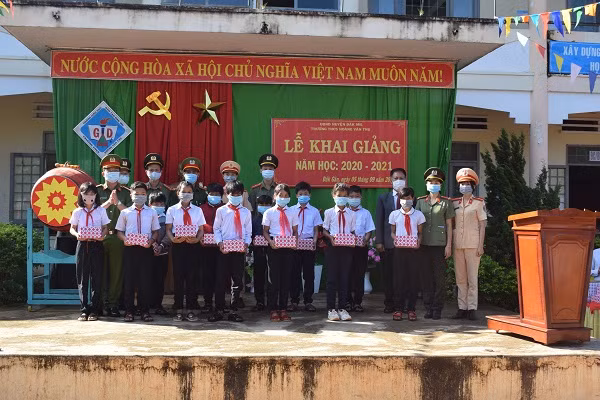 Lãnh đạo và CBCS Công an huyện Đắk Mil trao tặng quà cho các em học sinh có hoàn cảnh khó khăn của trường THCS Hoàng Văn Thụ, xã Đắk Gằn, huyện Đắk Mil. Lãnh đạo và CBCS Công an huyện Đắk Mil trao tặng quà cho các em học sinh có hoàn cảnh khó khăn của trường THCS Hoàng Văn Thụ, xã Đắk Gằn, huyện Đắk Mil.