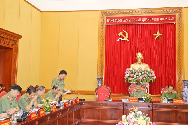 Người phát ngôn Bộ Công an Trung tướng Nguyễn Danh Cộng, Chánh Văn phòng Bộ Công an trình bày báo cáo công tác Công an tháng 8.