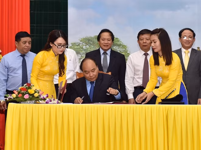 Thủ tướng Nguyễn Xuân Phúc ký và đóng dấu lưu hành bộ tem Ảnh: VGP/Nhật Bắc