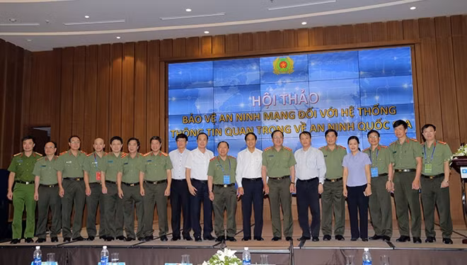 Thứ trưởng Nguyễn Văn Thành chụp ảnh với các đại biểu tham dự Hội thảo.