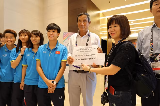 Hội cổ động viên Câu lạc bộ Inter Milan tại Việt Nam đã sang tận Malaysia tặng thưởng cho Đội tuyển Bóng đá nữ. Ảnh: Lê Tâm.