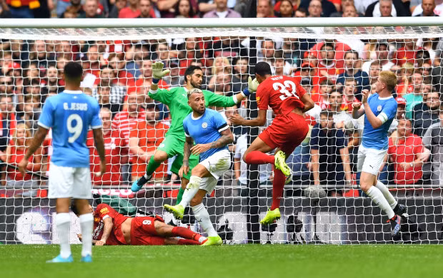 Khi hàng công của Liverpool tỏ ra bế tắc, HLV Klopp tung Joel Matip vào sân giữa hiệp hai để tìm bàn gỡ bằng những tình huống cố định. Và đó là một quyết định đúng đắn của chiến lược gia người Đức bởi The Kop gần như có bàn gỡ hòa sau đó. Ảnh: Reuters.