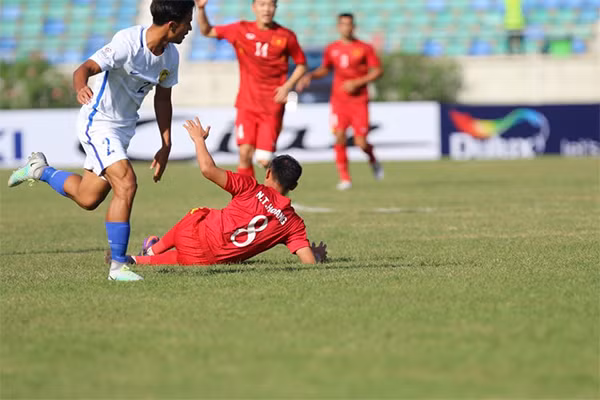 Sự xuất hiện của Trọng Hoàng trong đội hình chính giúp tuyến giữa tuyển Việt Nam tăng cường chất thép, khả năng tranh chấp. Ảnh: Đức Đồng. Sự xuất hiện của Trọng Hoàng trong đội hình chính giúp tuyến giữa tuyển Việt Nam tăng cường chất thép, khả năng tranh chấp. Ảnh: Đức Đồng.
