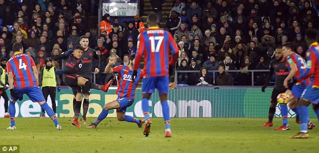 Sanchez lập cú đúp mang về 3 điểm cho Arsenal. Ảnh: AP
