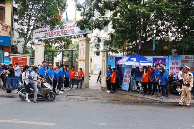 Từ sáng sớm nay lực lượng Công an Hà Nội đã tổ chức ứng trực tại nhiều điểm trường kỳ thi THPT quốc gia 2018