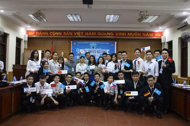 Đại diện các quốc gia chụp hình lưu niệm cùng Đoàn chủ tịch và Đại biểu tham dự buổi họp giả lập.