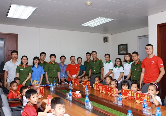 Đoàn thiện nguyện trao tặng 20 suất quà cho bệnh nhi có hoàn cảnh khó khăn