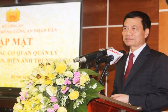 Đồng chí Nguyễn Mạnh Hùng phát biểu tại buổi gặp mặt.