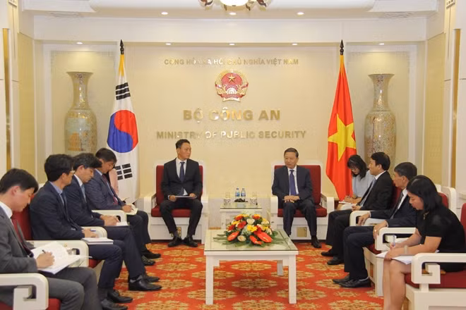 Bộ trưởng Tô Lâm và Đại sứ Kim Do-hyon tại buổi tiếp.