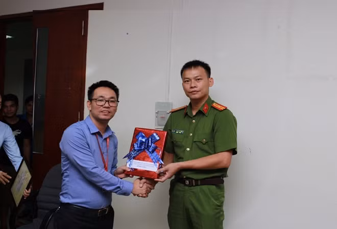 Trung tâm Nghiên cứu ATGT - Học viện CSND tặng tập Sổ tay ATGT đường bộ của học sinh cho Thư viện Viện huyết học truyền máu TW