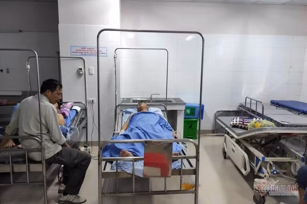 Nạn nhân Nguyễn Thành Vương đang được cấp cứu tại bệnh viện.