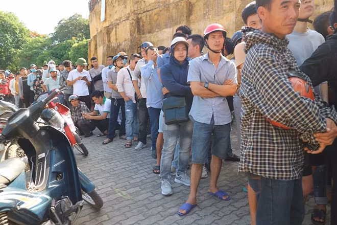 Rất đông CĐV đã đổ về sân Vinh vào sáng nay (23/6) để tìm mua cho được một tấm vé vào sân xem trận đấu giữa đội nhà và CLB TP HCM.