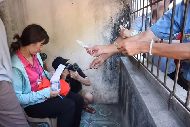 Gíá vé vào sân Vinh không quá cao. Một tấm vé cho khán đài A chỉ khoảng 60-70.000 đồng, trong khi khán đài B chỉ khoảng 30-50.000 đồng.