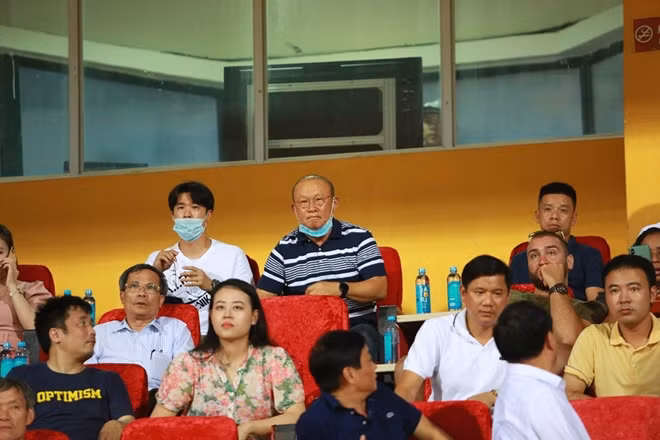 HLV Park Hang-seo có mặt trên khán đài sân Hàng Đẫy vào tối 23/6 để theo dõi trận Viettel - Thanh Hóa.