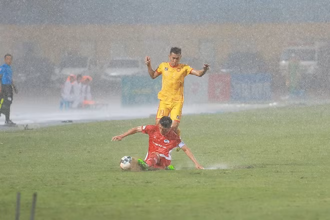 Cơn mưa lớn cuối hiệp 1 khiến cuộc đối đầu giữa hai đội thành một trận thủy chiến thực sự.