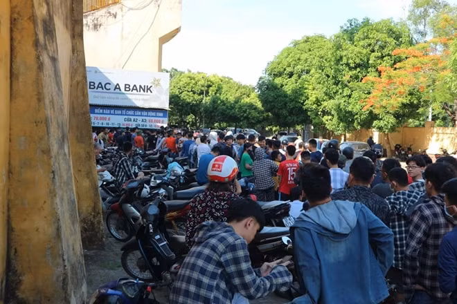 Có những người phải đi từ 4-5h sáng vì nhà cách xa sân vận động.