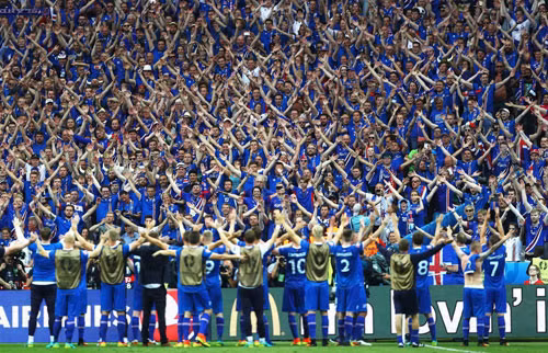 Các cầu thủ Iceland ăn mừng với hơn 25.000 khán giả đã theo chân họ.