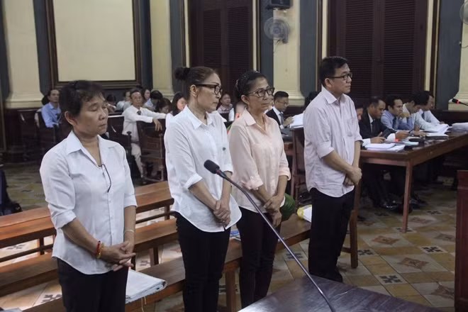 Bị cáo Trương Vui và các bị cáo tại tòa.