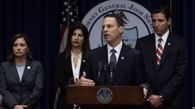 Tổng Chưởng lý bang Pennsylvania Josh Shapiro phát biểu tại cuộc họp báo hôm 14-8.