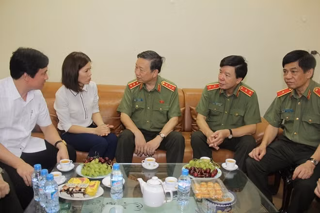 Bộ trưởng Tô Lâm thăm, tặng quà gia đình liệt sĩ Nguyễn Văn Út, Công an phường Ô Chợ Dừa, quận Đống Đa, Hà Nội (ngày 27-7-2016).