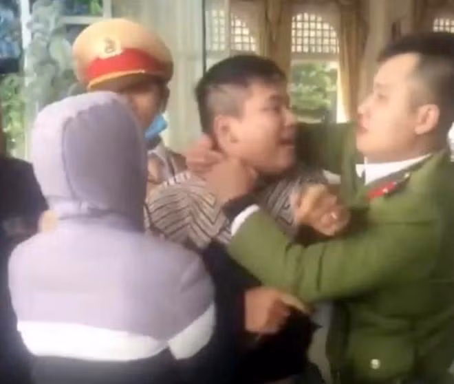 Đối tượng bị khống chế sau khi hung hãn chống lại lực lượng làm nhiệm vụ.