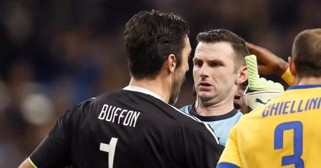 Hình ảnh Buffon tức giận với Oliver.