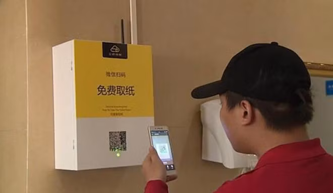Quét mã QR để nhận giấy vệ sinh.