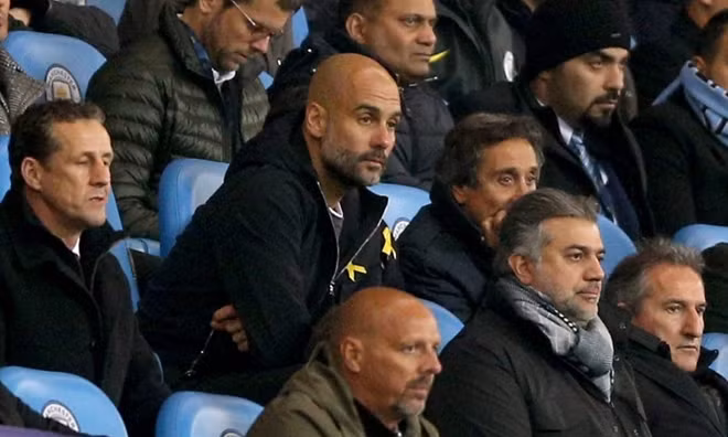 Pep Guardiola cãi cọ với trọng tài.