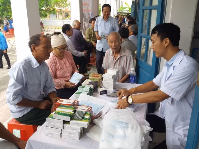 Đoàn thanh niên Bệnh viện 198 khám bệnh, cấp thuốc miễn phí, tầm soát ung thư tại Nam Định. Đoàn thanh niên Bệnh viện 198 khám bệnh, cấp thuốc miễn phí, tầm soát ung thư tại Nam Định.
