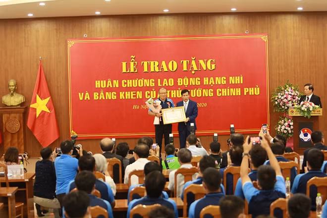 Thừa ủy quyền của Chủ tịch nước, ông Nguyễn Ngọc Thiện, Ủy viên Trung ương Đảng, Bộ trưởng Bộ Văn hóa, Thể thao & Du lịch đã trao Huân chương Lao động cho Huấn luyện viên Park Hang-seo.