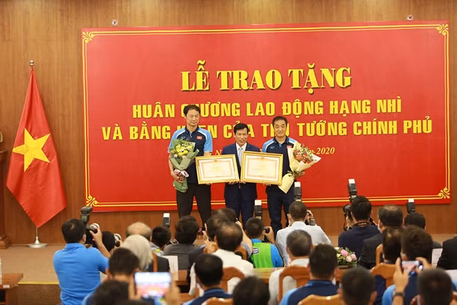 Hai trợ lý của HLV Park Hang - seo nhận bằng khen của Thủ tướng Chính phủ.