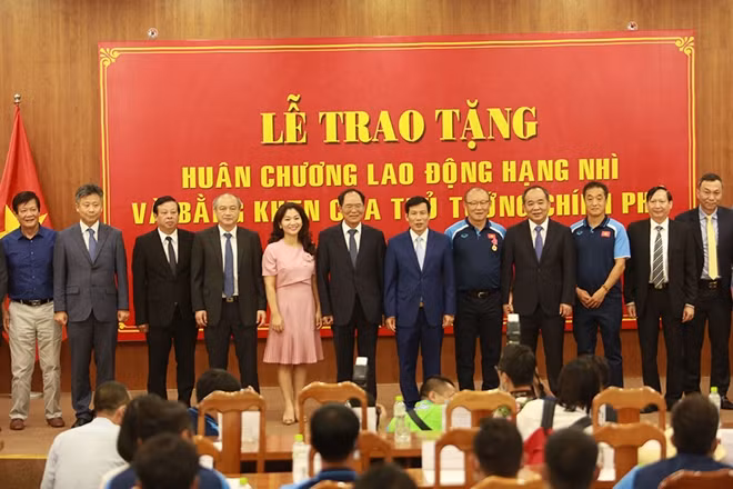 Các đại biểu chụp ảnh lưu niệm với HLV Park Hang-seo.