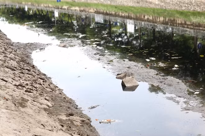 Nước sông Tô Lịch đã quay lại mức bình thường và gần như không chảy nên ở nhiều đoạn xác các cùng bùn lộ rõ ở dưới đáy sông.