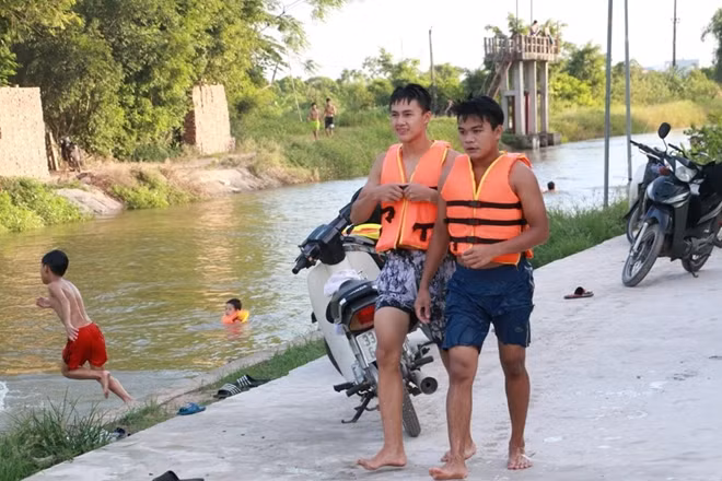 "Bể bơi" chung của cả làng có thể đón tiếp cả nghìn lượt người trong một buổi chiều