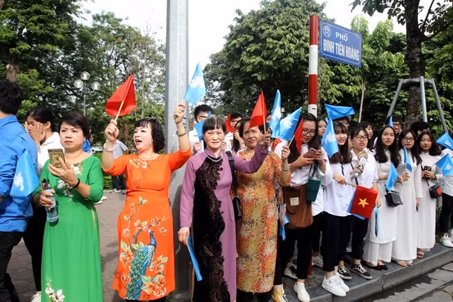 Các hoạt động kỷ niệm thu hút khá đông nhân dân Thủ đô tới tham gia.