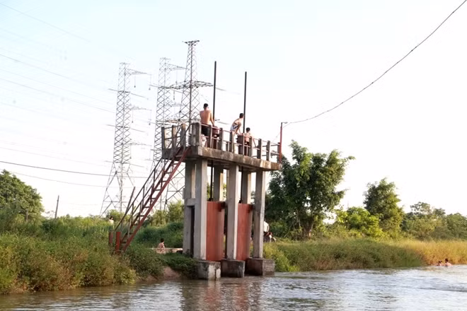 Điểm nhảy cầu là đỉnh cổng xả của một nhánh kênh.