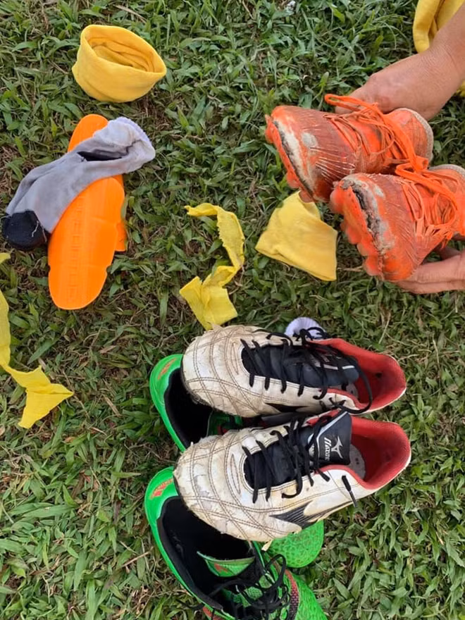 Cả đội Thanh Hóa tham dự U17 quốc gia bằng những đôi giày rách.