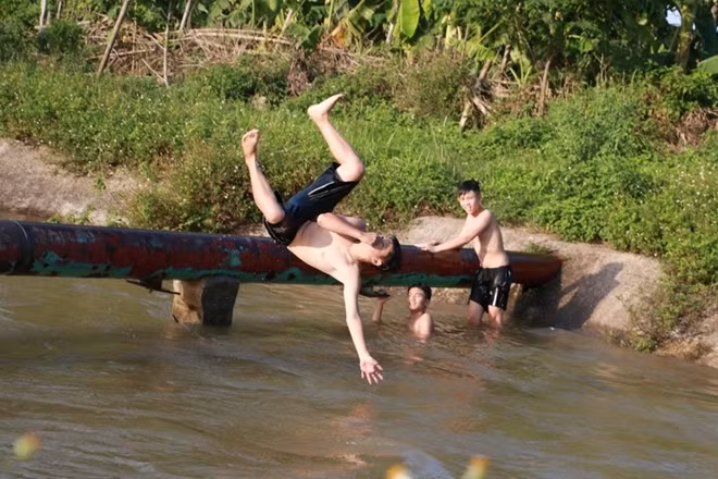Một em trong số này cho biết, các em chỉ nhảy khi nước trong kênh dâng cao.