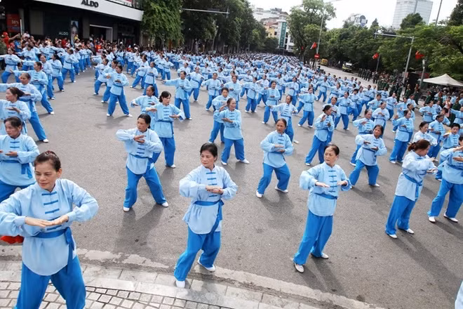 Một buổi đồng diễn thể dục lớn của các cụ cao tuổi cũng được tổ chức trên phố đi bộ quanh hồ Hoàn Kiếm nhằm kỷ niệm 20 năm Hà Nội nhận danh hiệu "Thành phố vì hòa bình".