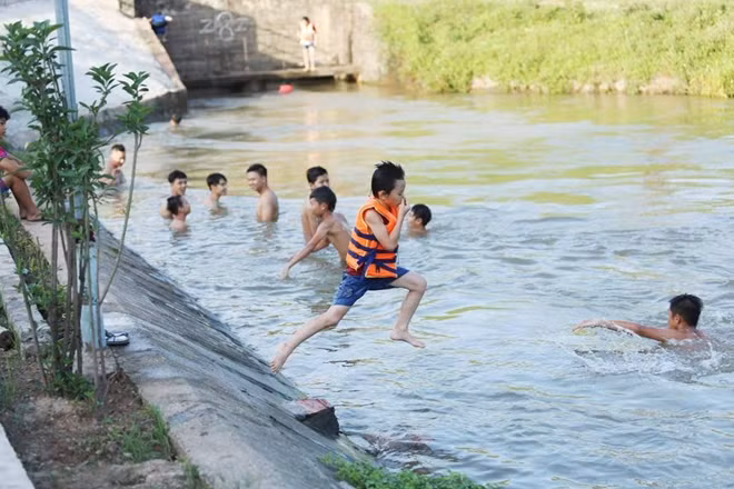 Cách đây vài năm, kênh thủy lợi Hồng Vân được cải tạo, kè hai bên và nạo vét tạo luồng chảy thường xuyên nên rất nhiều người chọn nơi đây làm địa điểm để tới bơi vào mỗi ngày hè.