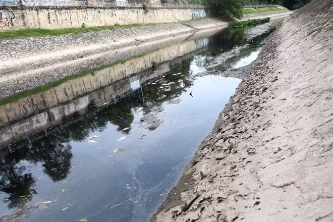 Sau mấy ngày trở nên trong xanh nhờ nhận nước từ hồ Tây giờ đây sông Tô Lịch quay lại với hiện trạng cũ. Màu nước đen kịt và có mùi hôi.