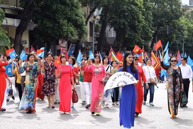 Trong 20 năm qua, Hà Nội đã từng bước chuyển mình không chỉ là một trong 2 đầu tàu kinh tế lớn của cả nước mà còn là điểm đến du lịch, trung tâm chính trị văn hóa.... là nơi diễn ra hàng loạt các sự kiện mang tầm quốc tế.