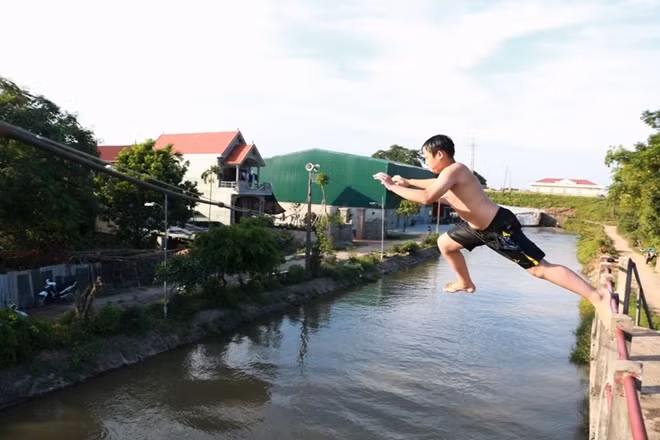Trò chơi "mạo hiểm" này thu hút không ít thanh thiếu niên tới đây tham gia.