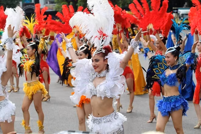 Cho đến cả hóa trang...