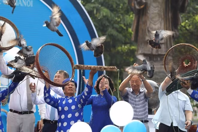 Tại buổi lễ có nhiều hoạt động có ý nghĩa kỷ niệm 20 năm Hà Nội được trao tặng danh hiệu “Thành phố Vì hòa bình”