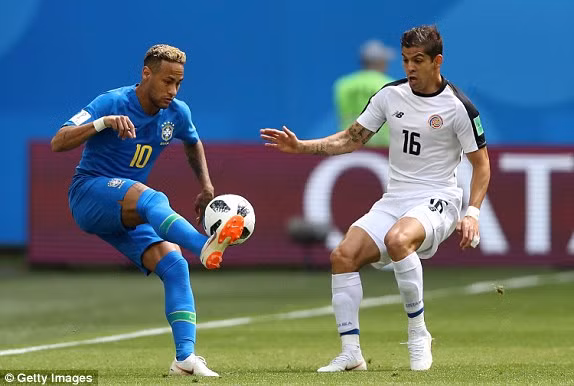 Neymar đang bị "chăm sóc" khá kỹ. Ảnh: Getty Image.