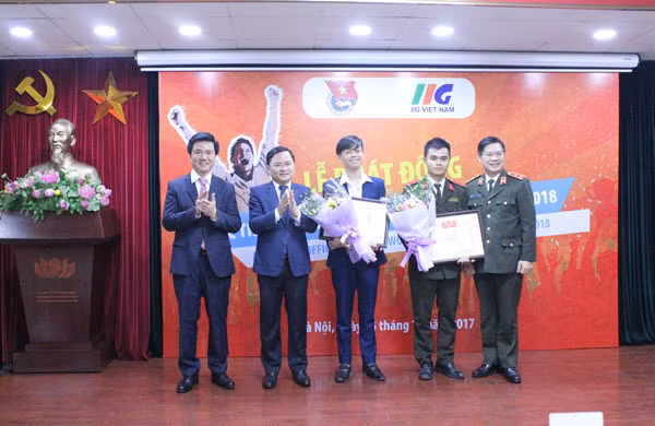 Trung tướng Nguyễn Xuân Mười, Phó Tổng cục trưởng Tổng cục Chính trị CAND; đồng chí Nguyễn Anh Tuấn, Bí thư Trung ương Đoàn TNCS Hồ Chí Minh và ông Đoàn Hồng Nam, Chủ tịch IIG Việt Nam trao Bằng khen cho các Đại sứ đạt thành tích xuất sắc tại Vòng chung kết thế giới 2017. Trung tướng Nguyễn Xuân Mười, Phó Tổng cục trưởng Tổng cục Chính trị CAND; đồng chí Nguyễn Anh Tuấn, Bí thư Trung ương Đoàn TNCS Hồ Chí Minh và ông Đoàn Hồng Nam, Chủ tịch IIG Việt Nam trao Bằng khen cho các Đại sứ đạt thành tích xuất sắc tại Vòng chung kết thế giới 2017.