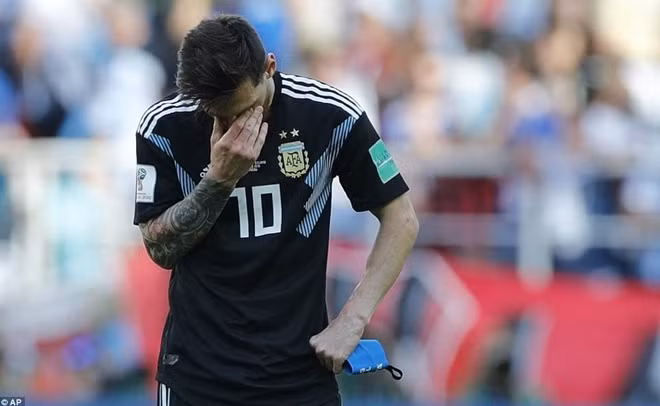 Messi buồn bã sau khi không thể ghi bàn từ chấm đá phạt đền. Ảnh: AP.